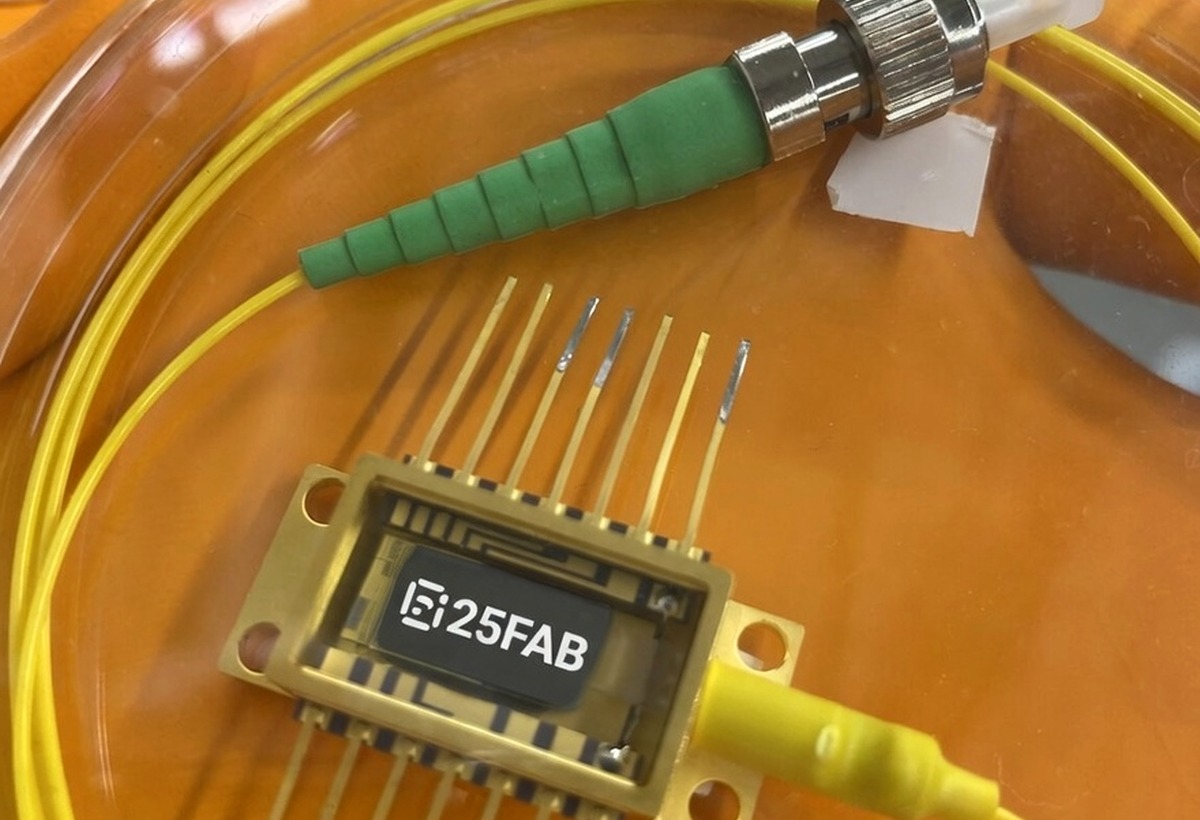Packaged photonic device example